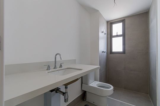 Apartamento com 2 quartos e piscina no condomínio, ideal para comprar. — Suite - Banheiro
