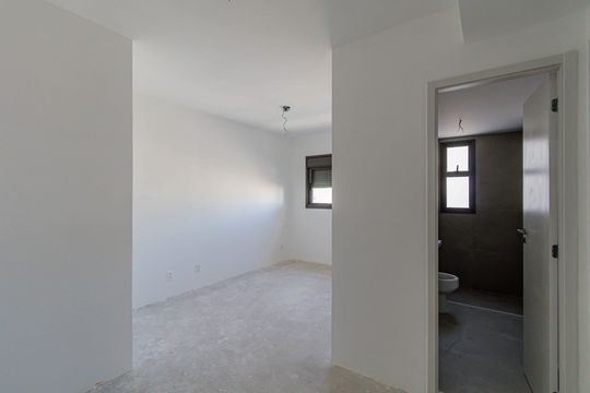 Apartamento com 2 quartos e piscina no condomínio, ideal para comprar. — Suite