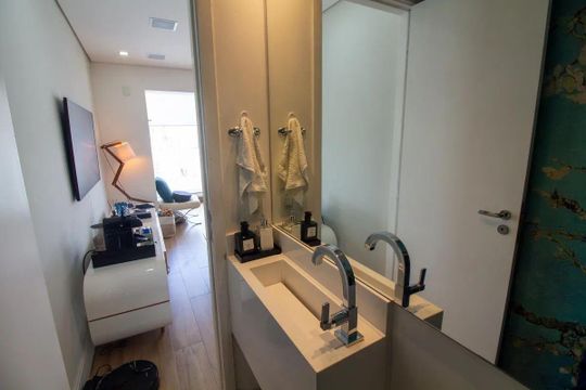 Comprar apartamento mobiliado em Campo Belo com 2 suítes, varanda, quintal e piscina no condomínio. — foto 26