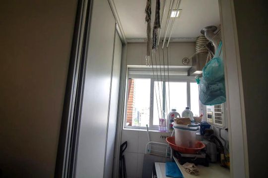 Comprar apartamento mobiliado em Campo Belo com 2 suítes, varanda, quintal e piscina no condomínio. — foto 38