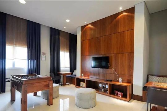 Comprar apartamento mobiliado em Campo Belo com 2 suítes, varanda, quintal e piscina no condomínio. — foto 2