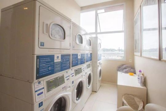 Comprar apartamento mobiliado em Campo Belo com 2 suítes, varanda, quintal e piscina no condomínio. — foto 39