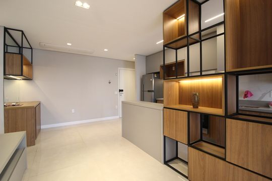 Venda de apartamento mobiliado com 2 quartos, 1 suíte, piscina e academia no condomínio. — Sala
