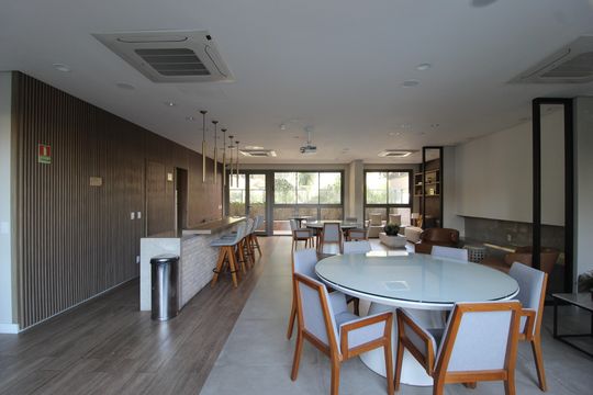 Venda de apartamento mobiliado com 2 quartos, 1 suíte, piscina e academia no condomínio. — Área Comum - Salão de Festas