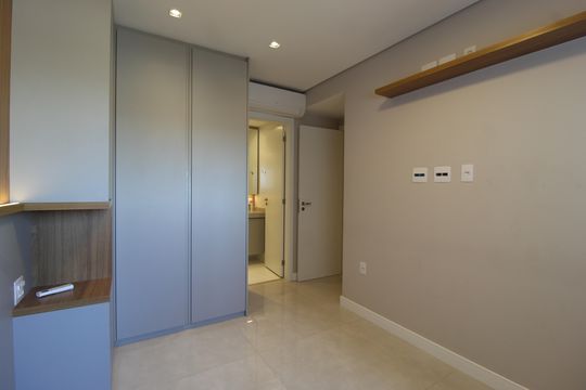 Venda de apartamento mobiliado com 2 quartos, 1 suíte, piscina e academia no condomínio. — Quarto 2 - Suíte