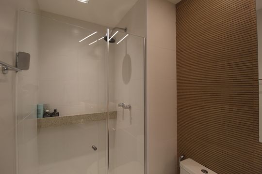 Venda de apartamento mobiliado com 2 quartos, 1 suíte, piscina e academia no condomínio. — Banheiro Social