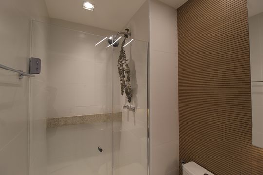 Venda de apartamento mobiliado com 2 quartos, 1 suíte, piscina e academia no condomínio. — Banheiro da Suíte