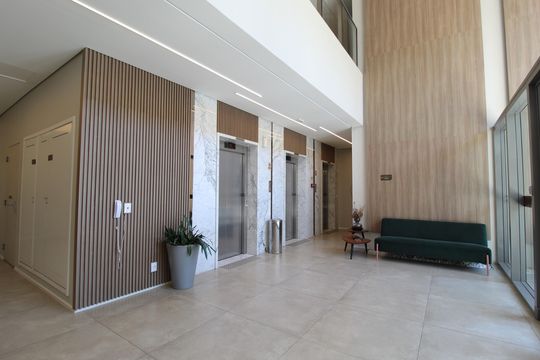 Venda de apartamento mobiliado com 2 quartos, 1 suíte, piscina e academia no condomínio. — Hall Social