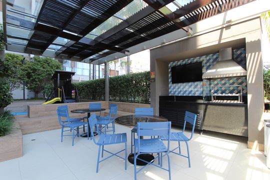 Venda de apartamento mobiliado com 2 quartos, 1 suíte, piscina e academia no condomínio. — Área Comum - Churrasqueira