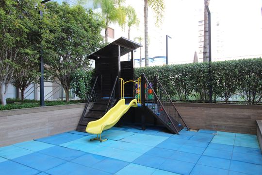 Venda de apartamento mobiliado com 2 quartos, 1 suíte, piscina e academia no condomínio. — Área Comum - Playground