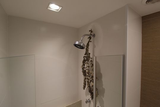 Venda de apartamento mobiliado com 2 quartos, 1 suíte, piscina e academia no condomínio. — Banheiro da Suíte