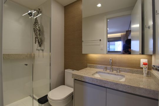 Venda de apartamento mobiliado com 2 quartos, 1 suíte, piscina e academia no condomínio. — Banheiro da Suíte