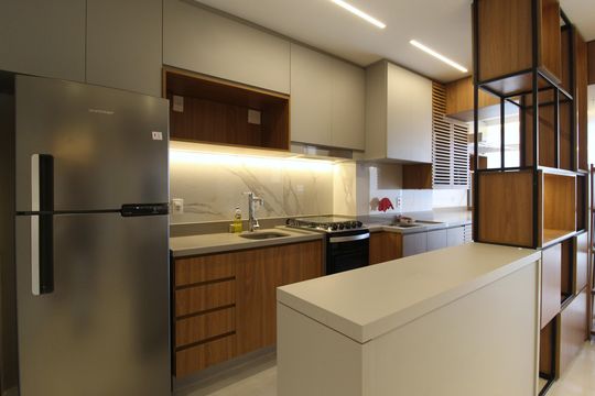 Venda de apartamento mobiliado com 2 quartos, 1 suíte, piscina e academia no condomínio. — Cozinha e Área de Serviço