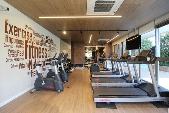 Venda de apartamento mobiliado com 2 quartos, 1 suíte, piscina e academia no condomínio. — Área Comum - Academia