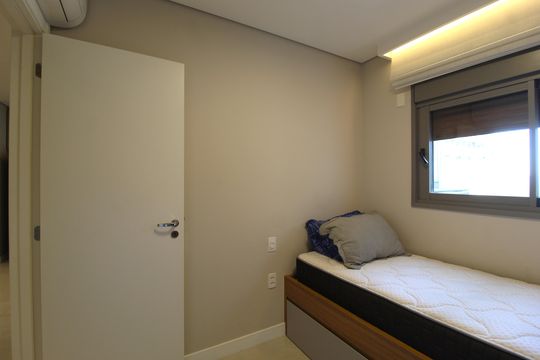 Venda de apartamento mobiliado com 2 quartos, 1 suíte, piscina e academia no condomínio. — Quarto 1
