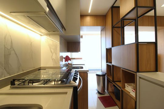Venda de apartamento mobiliado com 2 quartos, 1 suíte, piscina e academia no condomínio. — Cozinha e Área de Serviço
