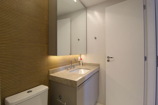 Venda de apartamento mobiliado com 2 quartos, 1 suíte, piscina e academia no condomínio. — Banheiro da Suíte