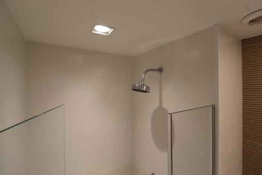 Venda de apartamento mobiliado com 2 quartos, 1 suíte, piscina e academia no condomínio. — Banheiro Social