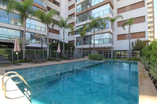 Venda de apartamento mobiliado com 2 quartos, 1 suíte, piscina e academia no condomínio. — Área Comum - Piscina