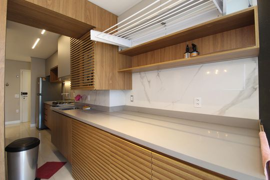 Venda de apartamento mobiliado com 2 quartos, 1 suíte, piscina e academia no condomínio. — Cozinha e Área de Serviço
