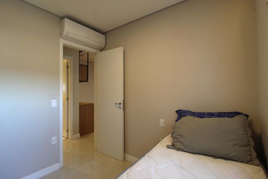 Venda de apartamento mobiliado com 2 quartos, 1 suíte, piscina e academia no condomínio. — Quarto 1