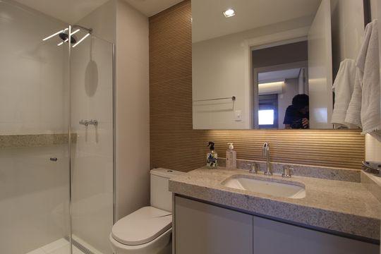 Venda de apartamento mobiliado com 2 quartos, 1 suíte, piscina e academia no condomínio. — Banheiro Social