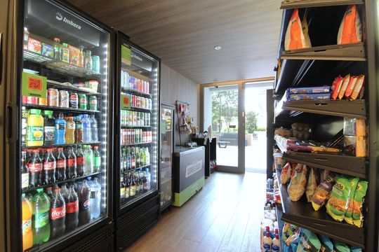 Venda de apartamento mobiliado com 2 quartos, 1 suíte, piscina e academia no condomínio. — Área Comum - Mini Market