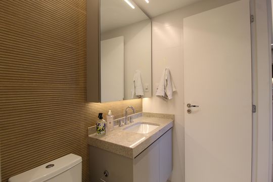Venda de apartamento mobiliado com 2 quartos, 1 suíte, piscina e academia no condomínio. — Banheiro Social