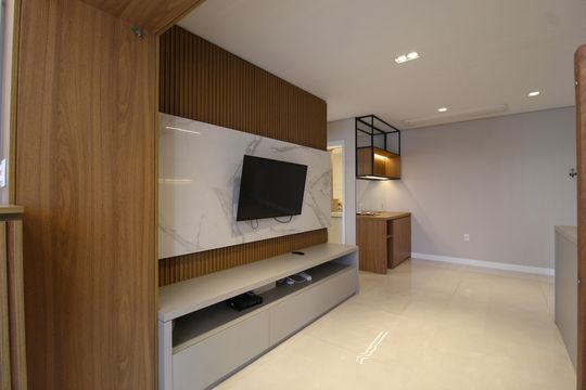 Venda de apartamento mobiliado com 2 quartos, 1 suíte, piscina e academia no condomínio. — Sala