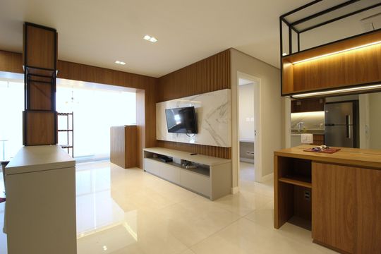 Venda de apartamento mobiliado com 2 quartos, 1 suíte, piscina e academia no condomínio. — Sala