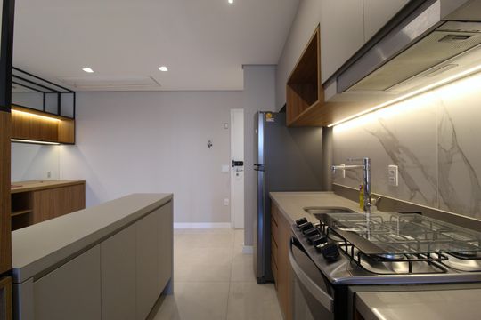 Venda de apartamento mobiliado com 2 quartos, 1 suíte, piscina e academia no condomínio. — Cozinha e Área de Serviço