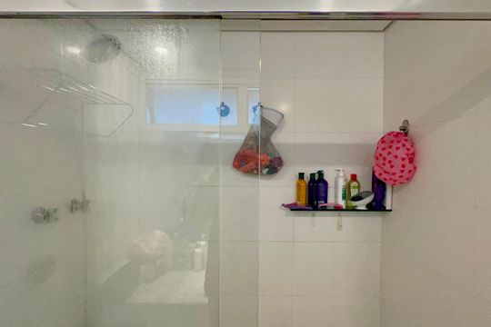 Comprar apartamento no Sumarezinho com 3 quartos e piscina no condomínio. — Banheiro da Suíte