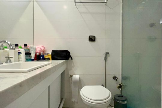 Comprar apartamento no Sumarezinho com 3 quartos e piscina no condomínio. — Banheiro da Suíte