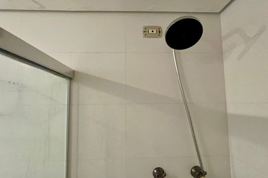 Comprar apartamento no Sumarezinho com 3 quartos e piscina no condomínio. — Banheiro da Suíte