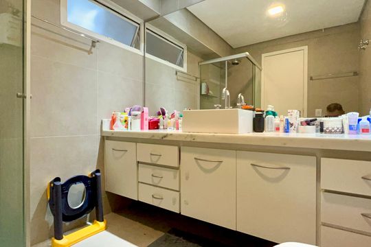 Comprar apartamento no Sumarezinho com 3 quartos e piscina no condomínio. — Banheiro