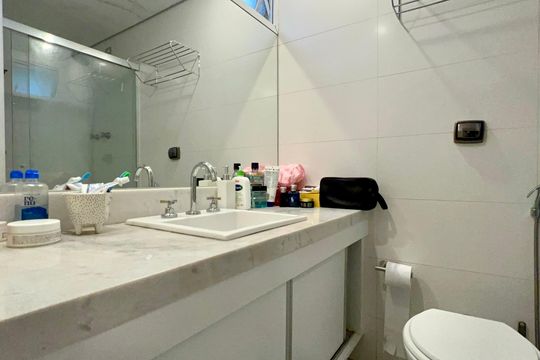 Comprar apartamento no Sumarezinho com 3 quartos e piscina no condomínio. — Banheiro da Suíte