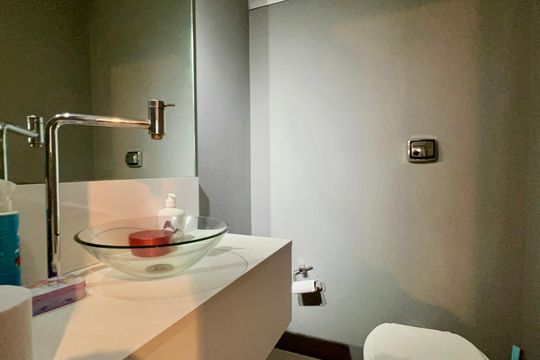 Comprar apartamento no Sumarezinho com 3 quartos e piscina no condomínio. — Lavabo