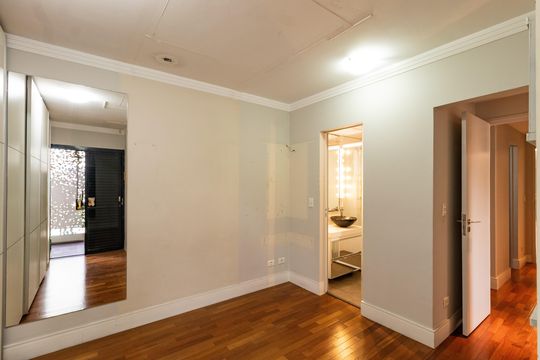 Compra apartamento em Pompeia, 3 quartos, 1 suíte, varanda, aceita pets. — Suíte