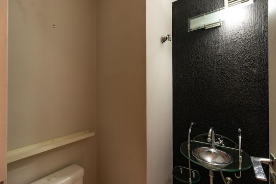 Compra apartamento em Pompeia, 3 quartos, 1 suíte, varanda, aceita pets. — Lavabo