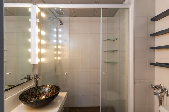Compra apartamento em Pompeia, 3 quartos, 1 suíte, varanda, aceita pets. — Banheiro da Suíte