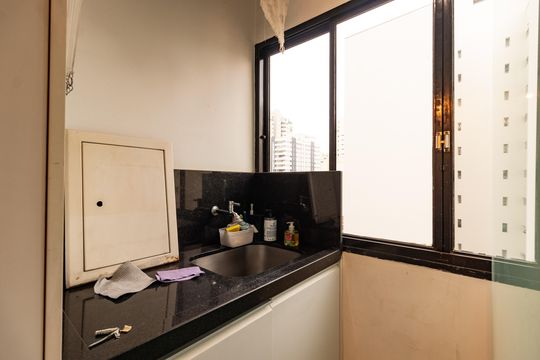 Compra apartamento em Pompeia, 3 quartos, 1 suíte, varanda, aceita pets. — Área de Serviço