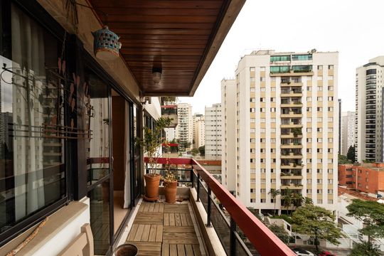 Compra apartamento em Pompeia, 3 quartos, 1 suíte, varanda, aceita pets. — Varanda