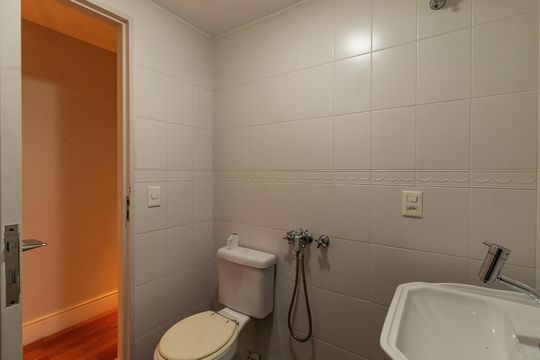 Compra apartamento em Pompeia, 3 quartos, 1 suíte, varanda, aceita pets. — Banheiro