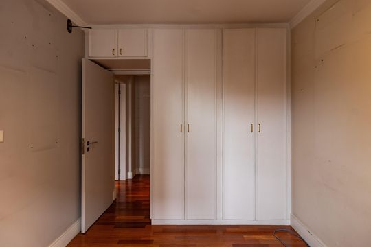 Compra apartamento em Pompeia, 3 quartos, 1 suíte, varanda, aceita pets. — Quarto 1