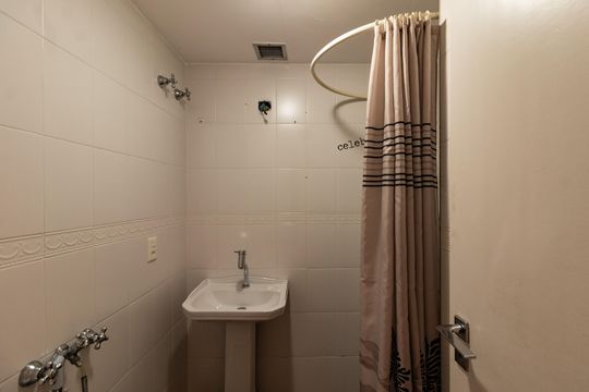 Compra apartamento em Pompeia, 3 quartos, 1 suíte, varanda, aceita pets. — Banheiro