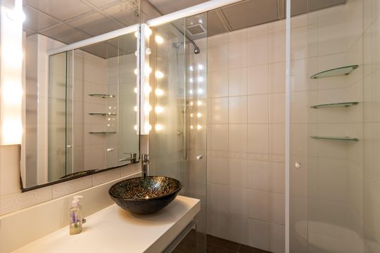 Compra apartamento em Pompeia, 3 quartos, 1 suíte, varanda, aceita pets. — Banheiro da Suíte
