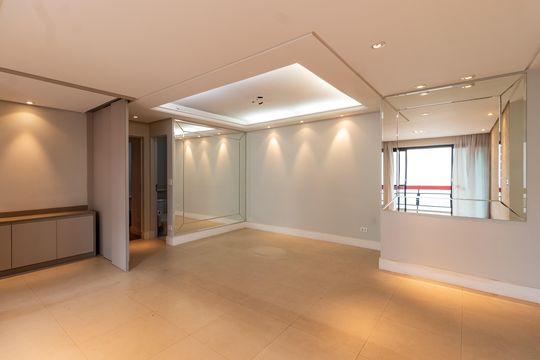 Compra apartamento em Pompeia, 3 quartos, 1 suíte, varanda, aceita pets. — Sala