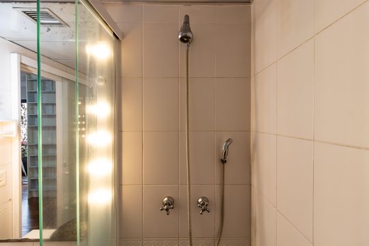 Compra apartamento em Pompeia, 3 quartos, 1 suíte, varanda, aceita pets. — Banheiro da Suíte