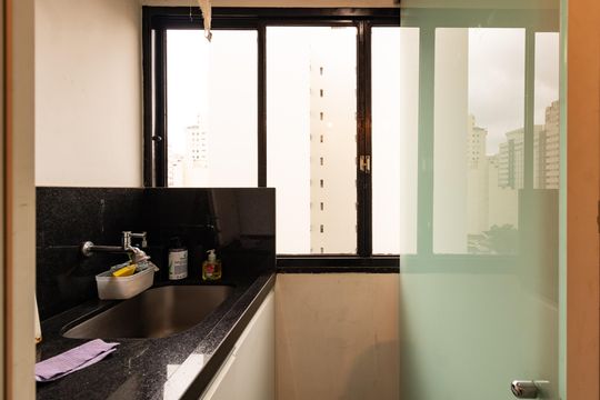 Compra apartamento em Pompeia, 3 quartos, 1 suíte, varanda, aceita pets. — Área de Serviço