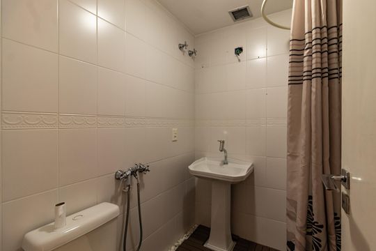 Compra apartamento em Pompeia, 3 quartos, 1 suíte, varanda, aceita pets. — Banheiro